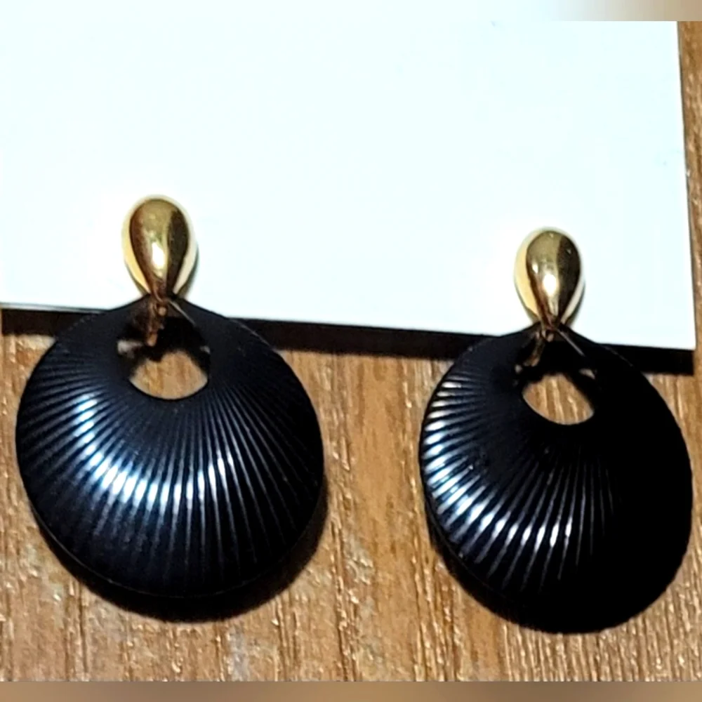 Vintage Trifari Black & Gold Tone Clip On Earrings.